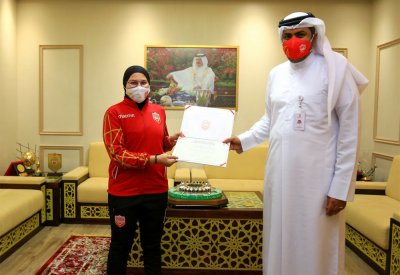 البوعينين يسلم شهادة "سفيرة المجتمع" للاعبة زهراء علي