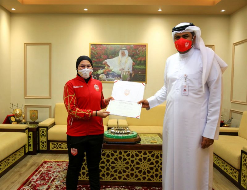 البوعينين يسلم شهادة "سفيرة المجتمع" للاعبة زهراء علي