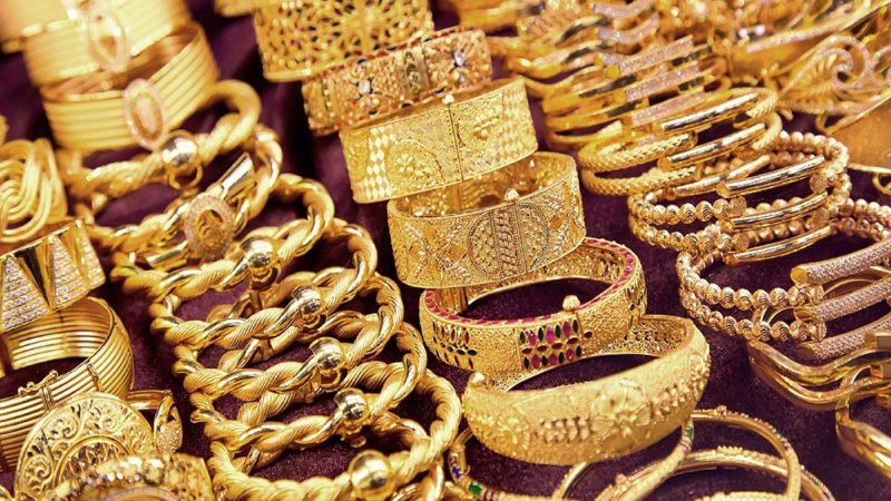 الذهب يهبط بفعل صعود الدولار في غياب التحفيز الأميركي