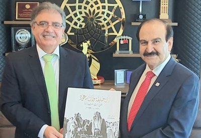 الدكتور ميرزا يتسلم نسخة من كتاب آل خليفة وآل سعود الزيارات المتبادلة