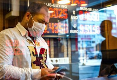 نزيف الليرة التركية يضع مدخرات الأتراك وسنوات العمر في خطر