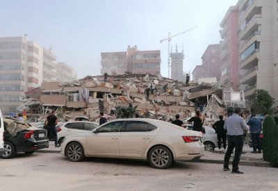 تسونامي و زلزال يضرب ازمير التركية ومقتل 4 أشخاص