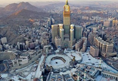 سعودي يصدم سيارته بأحد أبواب المسجد الحرام