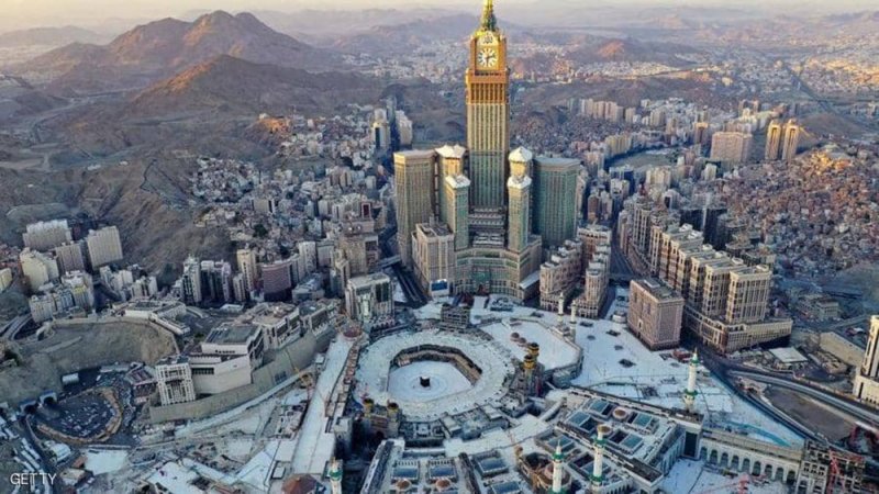سعودي يصدم سيارته بأحد أبواب المسجد الحرام