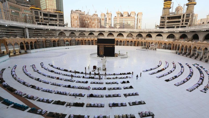 العمرة "صعبة" جوًا.. مستحيلة "برًا" والمقاولون كالغرقى "بحرًا"!