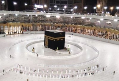 المصلون يؤدون صلاة الفجر بالمسجد الحرام تزامنًا مع بدء المرحلة الثالثة لموسم العمرة