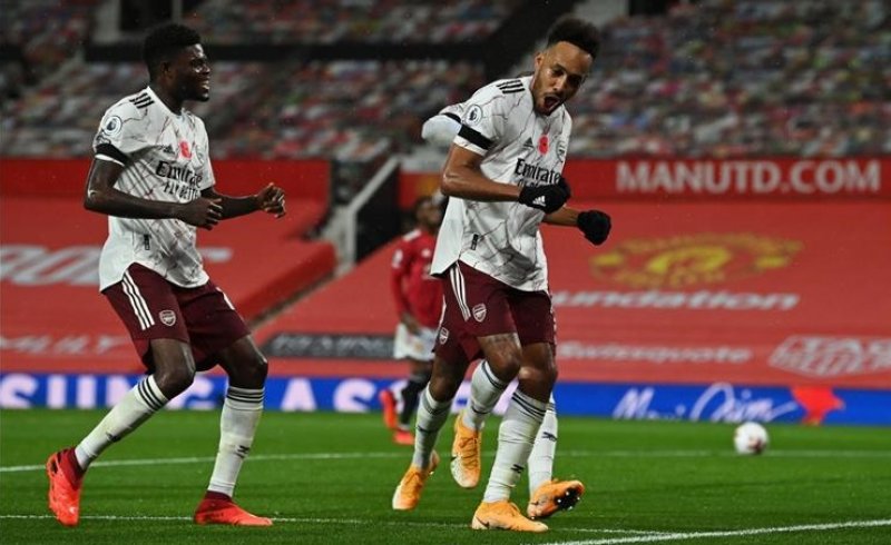 أوباميانغ يقود أرسنال للفوز على مانشستر يونايتد في الدوري الإنكليزي