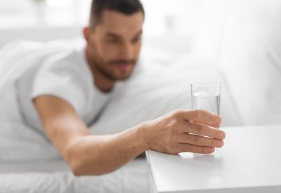 ما خطر ترك كوب الماء بالقرب من سريرك أثناء النوم؟