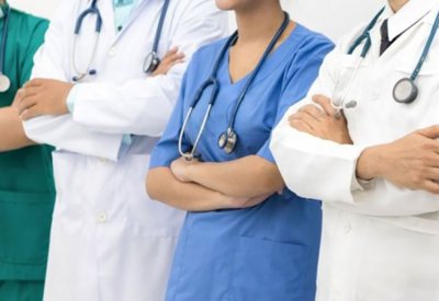 إيداع 1300 دينار بحسابات الأطباء المتدربين تفاعلا مع "البلاد" والبرلمان