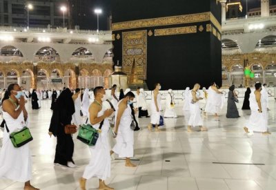 أول فوج من المعتمرين من خارج السعودية يؤدون مناسك العمرة وسط إجراءات احترازية