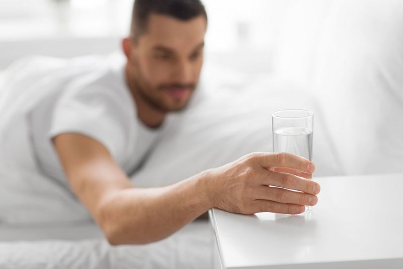ما خطر ترك كوب الماء بالقرب من سريرك أثناء النوم؟