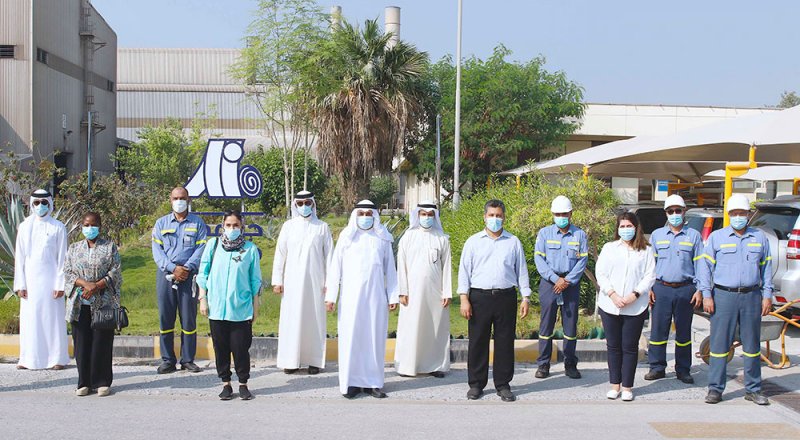 بالصور: مجلس أمانة العاصمة يغرس شتلات الجهنمية أمام "جارمكو"