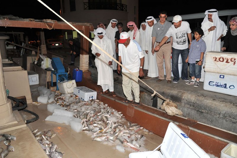 خلف: لا مساحات لفرشات الأسماك ومواقف في مرافىء المحرق