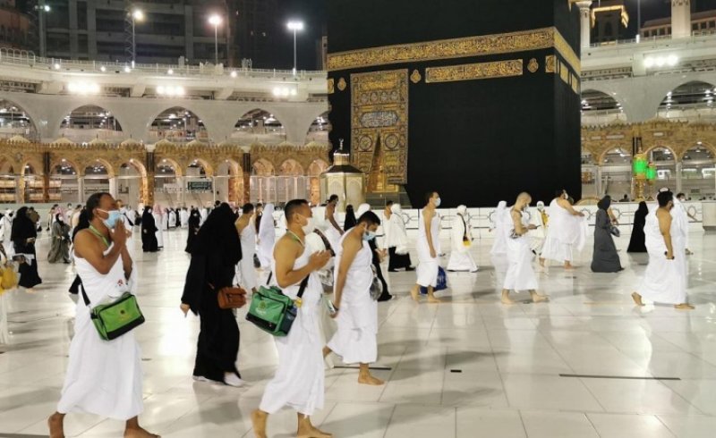 أول فوج من المعتمرين من خارج السعودية يؤدون مناسك العمرة وسط إجراءات احترازية