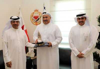 وكيل وزارة الداخلية يتسلم جائزة سمو الشيخ عيسى بن علي آل خليفة للعمل التطوعي