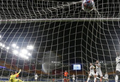 باشاك شهير يدخل تاريخ "الأبطال" على أكتاف مانشستر يونايتد