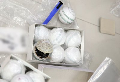القبض على 4 أشخاص لمحاولتهم تهريب حوالي 6 كيلوجرام مخدرات قيمتها أكثر من مليون دينار