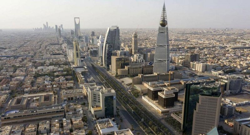 السعودية تعلن إجراءات جديدة لعقود العاملين الوافدين