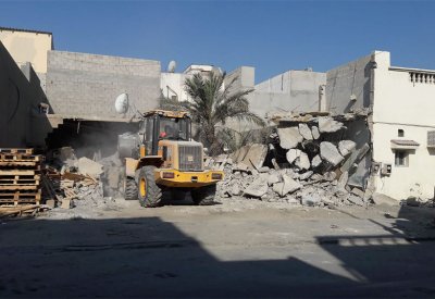بلدية "الجنوبية" تهدم 6 بيوت آيلة للسقوط بمدينة عيسى والرفاع