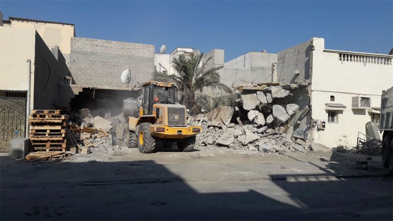 بلدية "الجنوبية" تهدم 6 بيوت آيلة للسقوط بمدينة عيسى والرفاع