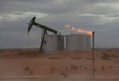النفط يتراجع 4% بفعل مخاوف الانتخابات وكورونا