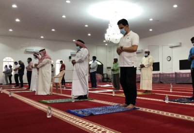 بالفيديو والصور: أول صلاة ظهر بالمساجد بعد استئناف فتح المساجد