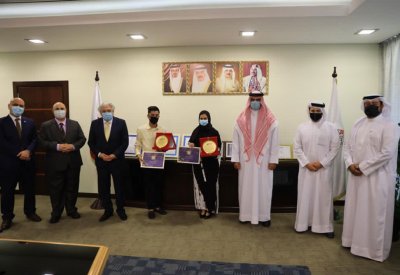 رئيس جامعة البحرين يشيد بإنجازات الطلبة وتميزهم