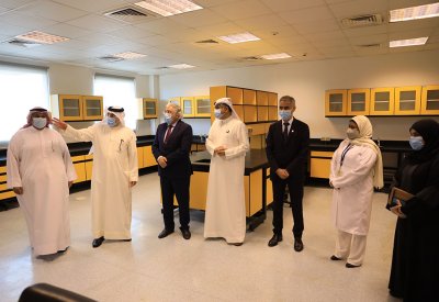 وزير المواصلات يزور مختبر الأقمار الصناعية في جامعة البحرين