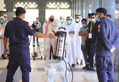 الأوقاف السنية تقيم ورشة في تعقيم المساجد وتواصل توزيع مواد التعقيم