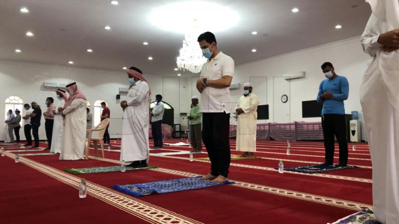 بالفيديو والصور: أول صلاة ظهر بالمساجد بعد استئناف فتح المساجد