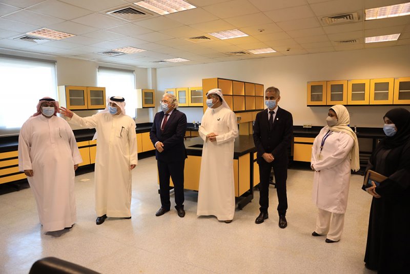 وزير المواصلات يزور مختبر الأقمار الصناعية في جامعة البحرين
