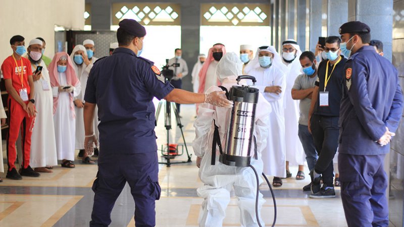 الأوقاف السنية تقيم ورشة في تعقيم المساجد وتواصل توزيع مواد التعقيم