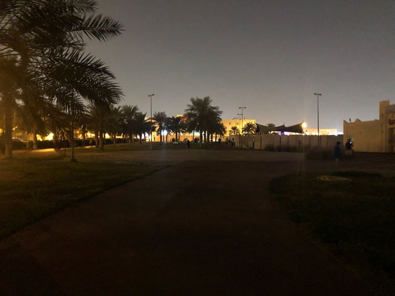 بالصور: ممشى مدينة عيسى .. بلا إنارة ودورات مياه!