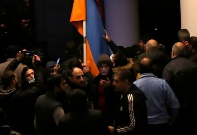 بالفيديو: غضب في أرمينيا بعد "السلام".. وباشينيان: لم نملك حلاً آخر