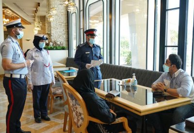 مديرية شرطة المحرق: توعية أصحاب ومرتادي المطاعم والمقاهي بالاشتراطات الصحية عبر تقنية (QR)
