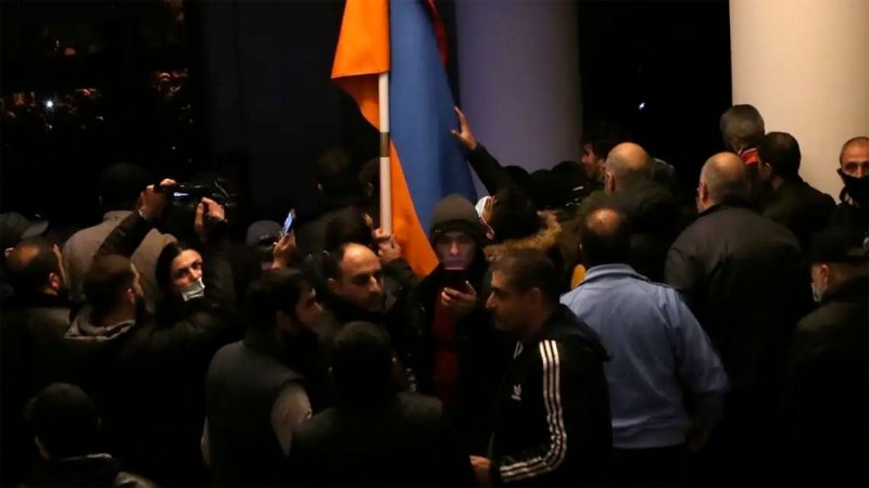 بالفيديو: غضب في أرمينيا بعد "السلام".. وباشينيان: لم نملك حلاً آخر