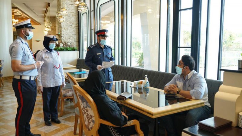 مديرية شرطة المحرق: توعية أصحاب ومرتادي المطاعم والمقاهي بالاشتراطات الصحية عبر تقنية (QR)
