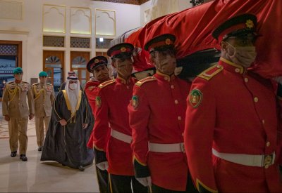"البلاد" تنشر فيديو وصول الجثمان الطاهر.. وجلالة الملك بمقدمة المستقبلين