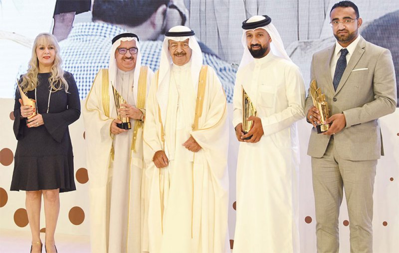بالفيديو: سمو الأمير خليفة بن سلمان آل خليفة رحمه الله كان عنوانًا للعديد من الجوائز