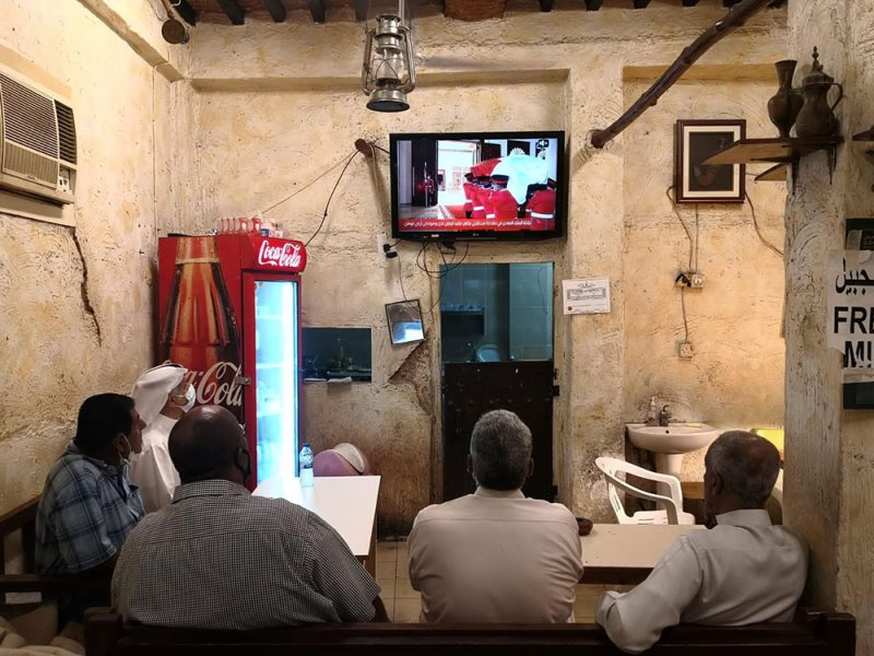 بالصورة: محرقيون يتابعون وصول الجثمان الطاهر