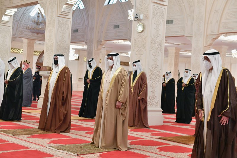 بالفيديو والصور: جلالة الملك يؤدي صلاة الجنازة على جثمان فقيد الوطن الأمير خليفة بن سلمان آل خليفة