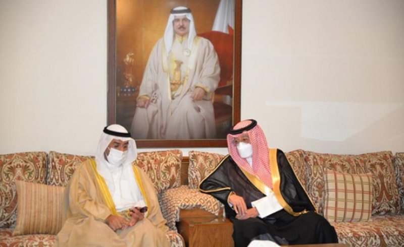 الأمين العام لمجلس التعاون يقدم واجب العزاء لسفير مملكة البحرين لدى السعودية