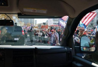 ترامب ينزل بسيارته.. ويحيي المحتجين على "تزوير الانتخابات"