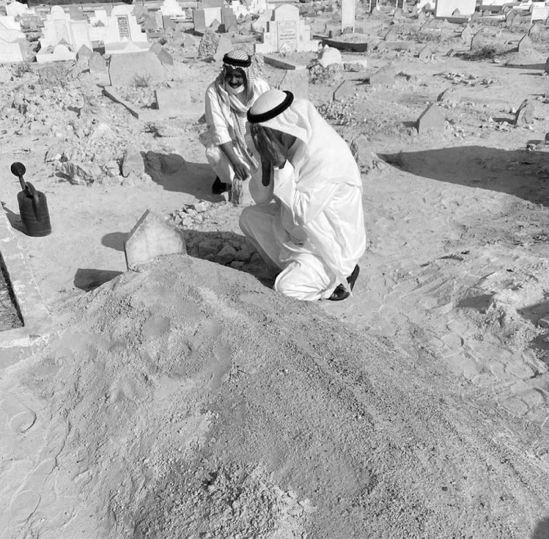 مفجوعون برحيل الأمير الإنسان.. يبكونه عند قبره