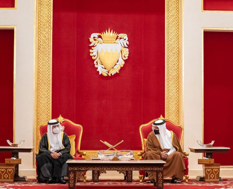 سمو ولي العهد رئيس الوزراء يقدم واجب العزاء لسمو الشيخ علي بن خليفة آل خليفة في وفاة فقيد الوطن