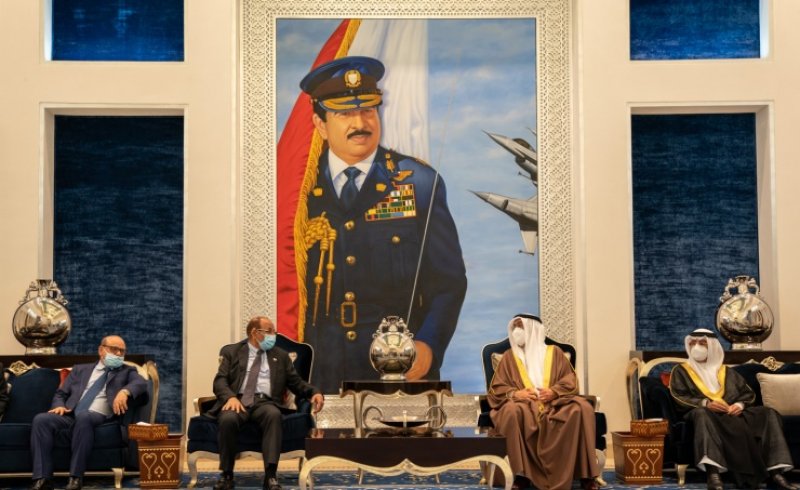 نائب رئيس الوزراء يستقبل نائب رئيس الجمهورية اليمنية للتعازي بوفاة سمو الأمير الراحل