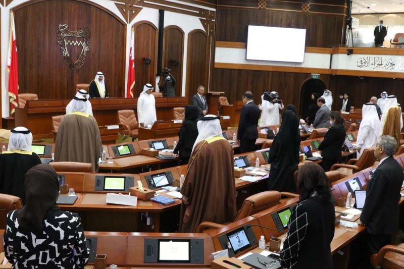 بالفيديو والصور: الشورى يقف دقيقة حداد على الراحل الكبير ويخصص جلسته لرثاء سموه
