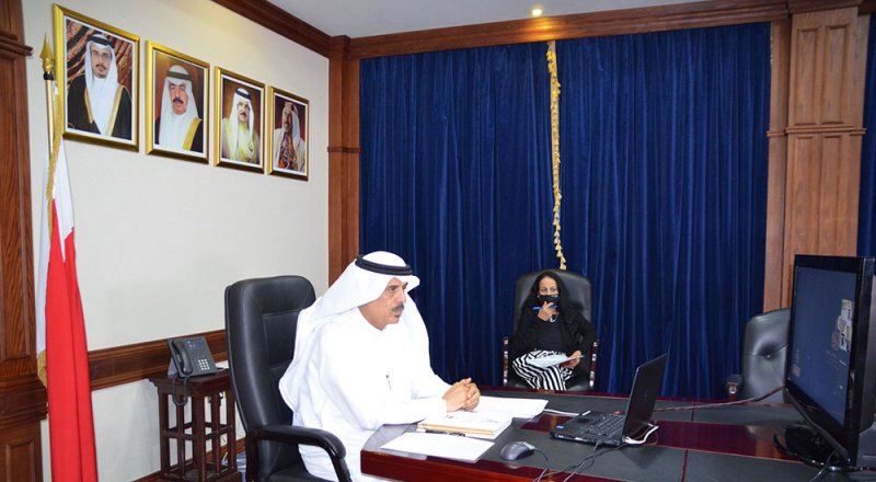 المشاركون في المؤتمر العام لمكتب التربية العربي لدول الخليج يقدمون تعازيهم في وفاة الأمير خليفة بن سلمان آل خليفة