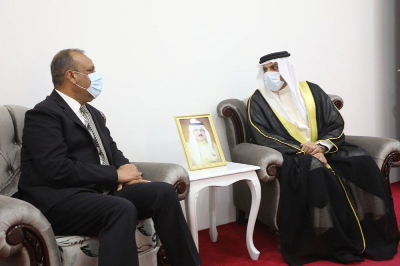 محافظ النجف يقدم التعازي في الأمير خليفة بن سلمان بقنصلية البحرين في النجف