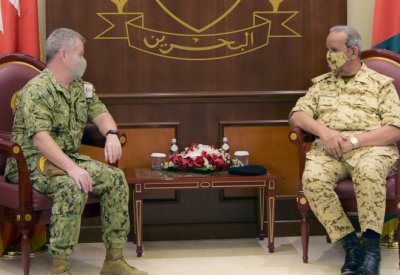 القائد العام لقوة دفاع البحرين يستقبل قائد القوات البحرية بالقيادة المركزية الأمريكية قائد الأسطول الخامس